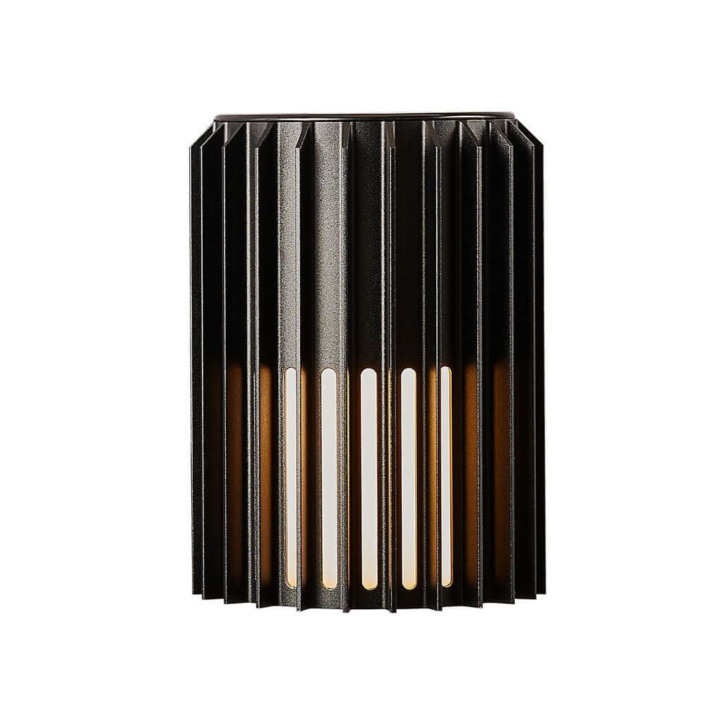 Außenwandlampe Aludra Seaside IP54 in skulpturalem Design mit modernen Linien und ansprechendem Licht- und Schatteneffekt.