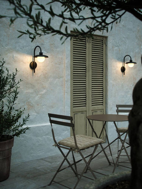 Außenwandlampe Berlo IP44 in klassischem Vintage-Design für stimmungsvolle, blendfreie Außenbeleuchtung