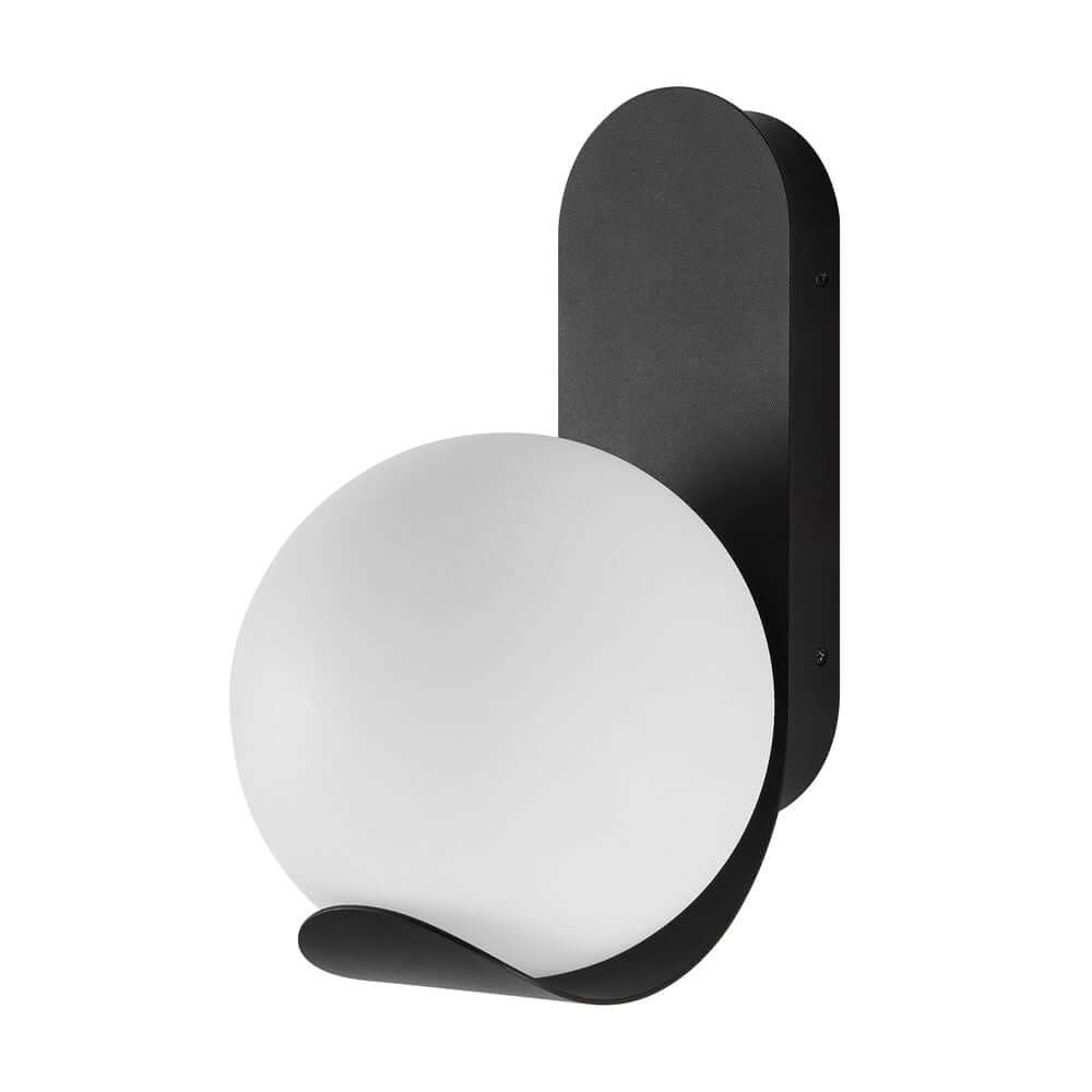 Außenwandlampe Dalius IP44 mit opalmattem Design und geschwungenem Sockel für atmosphärisches Licht.