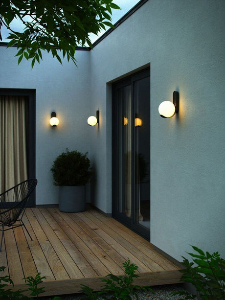 Dalius outdoor wall light IP44 on a modern house wall, provides soft light and emphasizes the Art Deco style.
