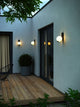 Außenwandlampe Dalius IP44 an einer modernen Hauswand, spendet sanftes Licht und betont den Art-Déco-Stil.