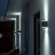 Moderne Außenwandlampe Focus IP44 Anthrazit an einer Wand, strahlendes Licht und zeitgemäßes Design.