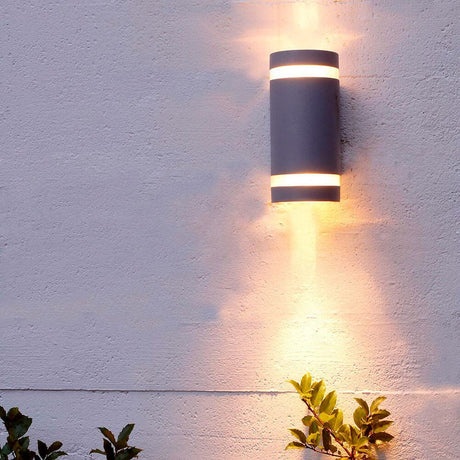 Außenwandlampe Focus IP44 Anthrazit an einer Wand, modernes Design mit seitlichem Lichtschlitz.