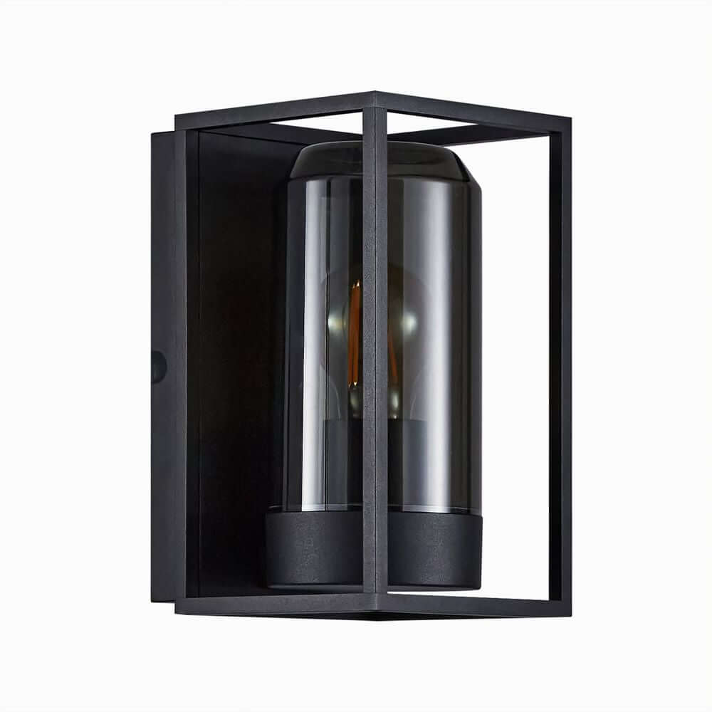 Außenwandlampe Griffin IP44 in modernem Design mit rauchfarbener Diffusor für angenehmes Licht.