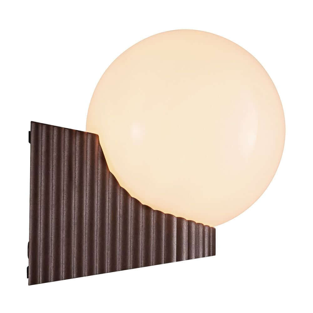 Außenwandlampe Hayley IP44 mit elegant geriffeltem Metallbasis und glänzender Glaskuppel.