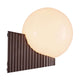Außenwandlampe Hayley IP44 mit elegant geriffeltem Metallbasis und glänzender Glaskuppel.