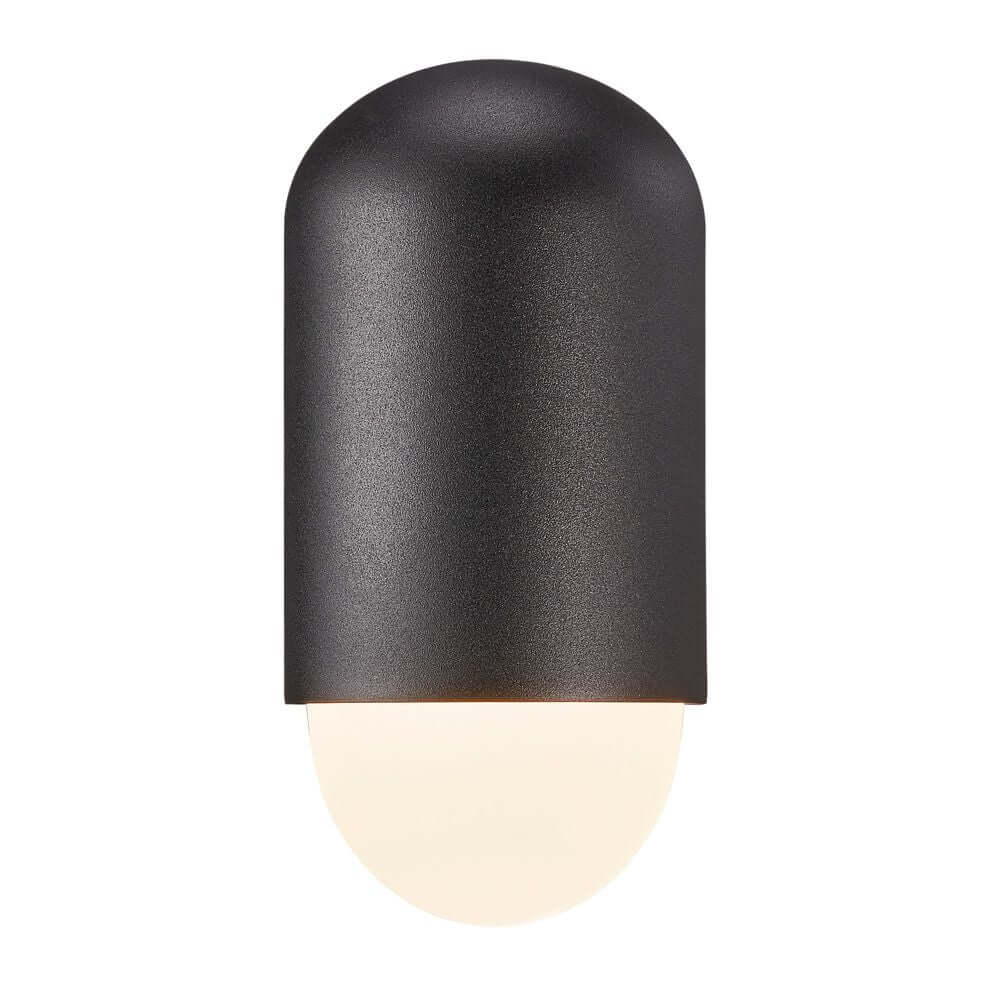 Außenwandlampe Heka IP54 mit modernem Design und sanftem Licht, ideal für Außenbereiche.