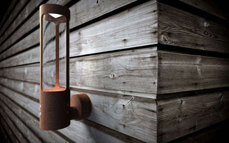 Außenwandlampe Helix IP44 aus Corten an Holzfassade, modernes Design von Bønnelycke MDD für indirekte Außenbeleuchtung