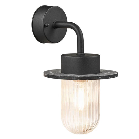 Außenwandlampe Januka IP54 mit geripptem Glasdiffusor und schwarzem Lampenschirm aus recyceltem Kunststoff.