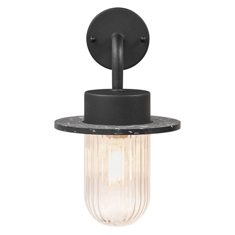 Außenwandlampe Januka IP54 mit geripptem Glasdiffusor und recyceltem Kunststoffschirm.