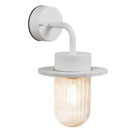 Außenwandlampe Januka IP54 mit geripptem Glasdiffusor und modernem Design in zeitgemäßem Farbton.