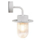 Außenwandlampe Januka IP54 mit geripptem Glasdiffusor und elegantem Lampenschirm aus recyceltem Kunststoff.