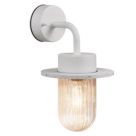 Außenwandlampe Januka IP54 mit elegantem Design und geripptem Glasdiffusor in terrassoähnlicher Optik.
