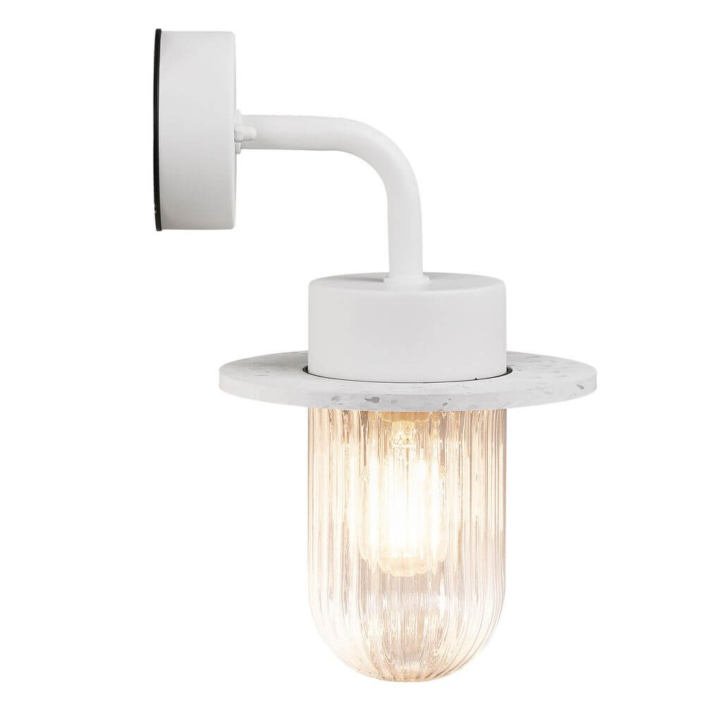 Außenwandlampe Januka IP54 mit geripptem Glasdiffusor und elegantem Design
