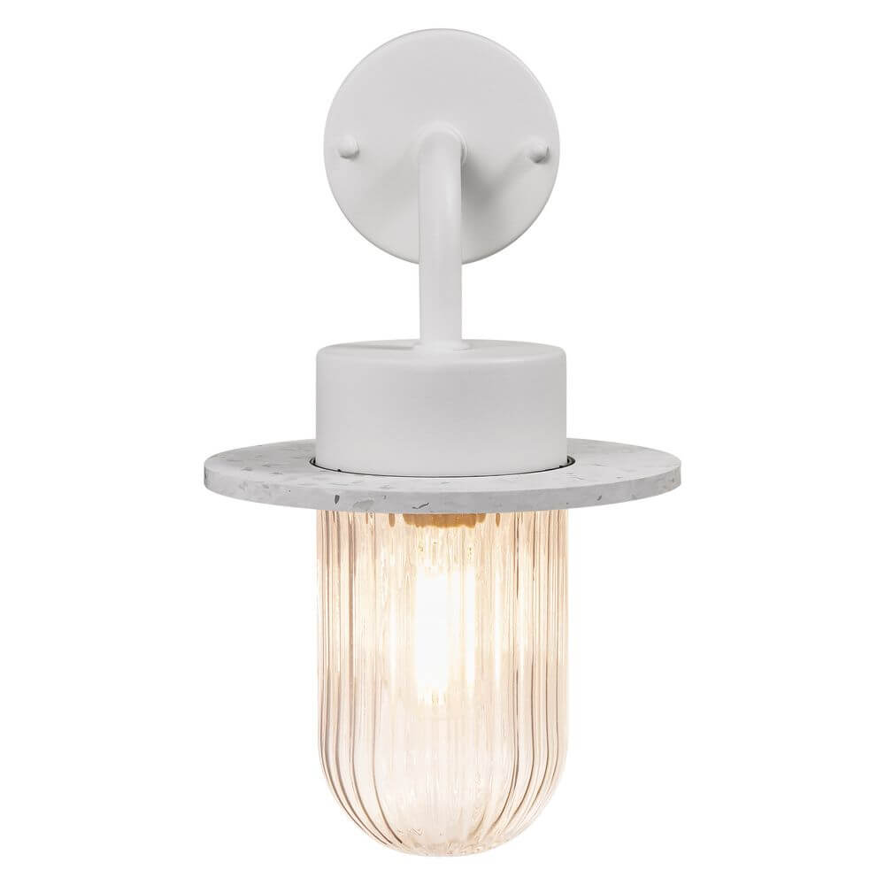 Außenwandlampe Januka IP54 mit elegantem Design und geripptem Glasdiffusor.
