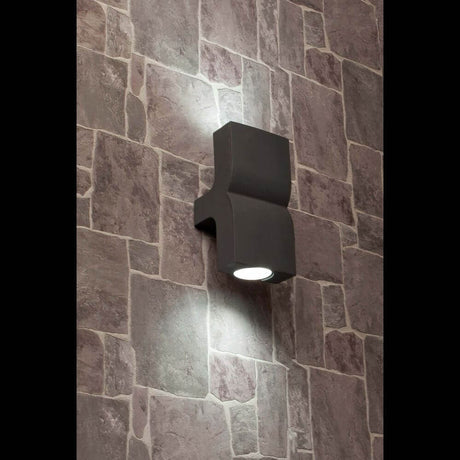 Außenwandlampe KLAMP 2-flammig IP44 Dunkelgrau an einer Steinwand montiert.