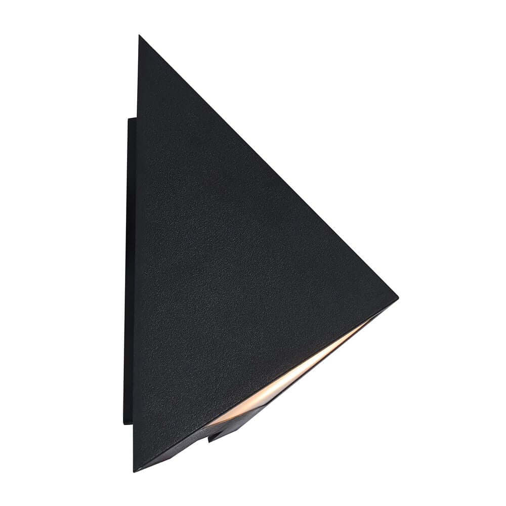 Außenwandlampe Konit IP44 in scharfem, geometrischem Design mit dreieckigem Schirm.
