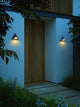 Außenwandlampe Konit IP44 am Eingang eines modernen Hauses mit geometrischem Design und sanfter Beleuchtung.