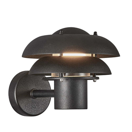 Außenwandlampe Kurnos 20 IP54 in modernem Design mit schwarzer Oberfläche und weichem Licht.