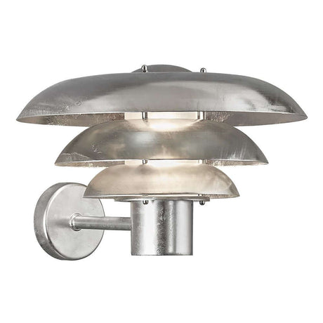 Außenwandlampe Kurnos 35 IP54 in modernem Design mit metallischem Finish.