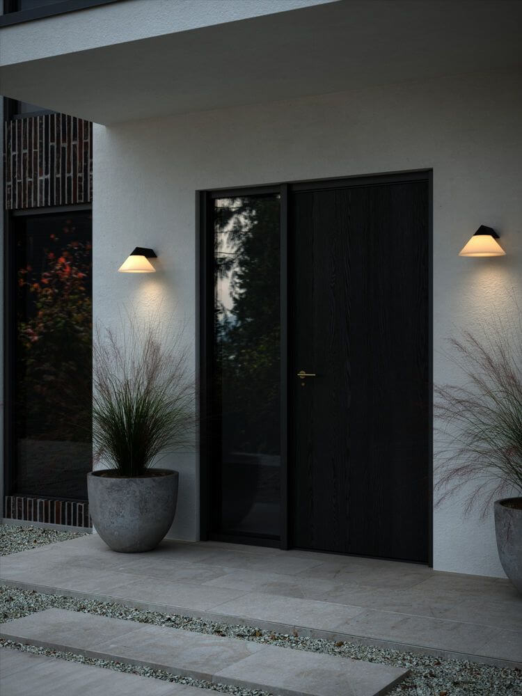 Außenwandlampe Linas IP54 an der Haustür mit elegantem Design und gleichmäßiger Lichtstreuung.
