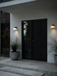 Außenwandlampe Linas IP54 an der Haustür mit elegantem Design und gleichmäßiger Lichtstreuung.