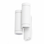 Außenwandlampe STEPS IP44 Weiß mit modernem Design und zwei zylindrischen Lampenschirmen in Weiß.