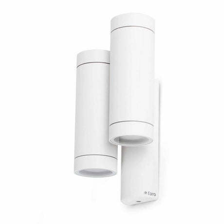 Außenwandlampe STEPS IP44 Weiß mit modernem Design und zwei zylindrischen Lampenschirmen in Weiß.