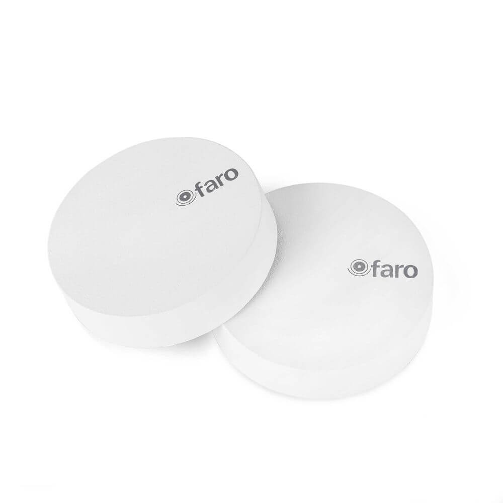 Zwei weiße Außenwandlampen STEPS IP44 Weiß von Faro, modern und elegant, ideal für Außenbereiche.