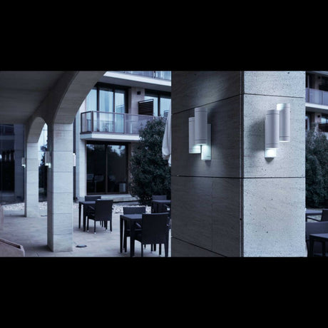Außenwandlampe STEPS IP44 Weiß an moderner Fassade in stilvollem Außenbereich.