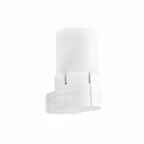 Außenwandlampe TRAM IP44 Weiß an einer Wand montiert, modernes Design für Außenbeleuchtung.