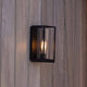 Außenwandleuchte Flair an Holzwand montiert mit warmem Licht, ideal für Außenbereiche.