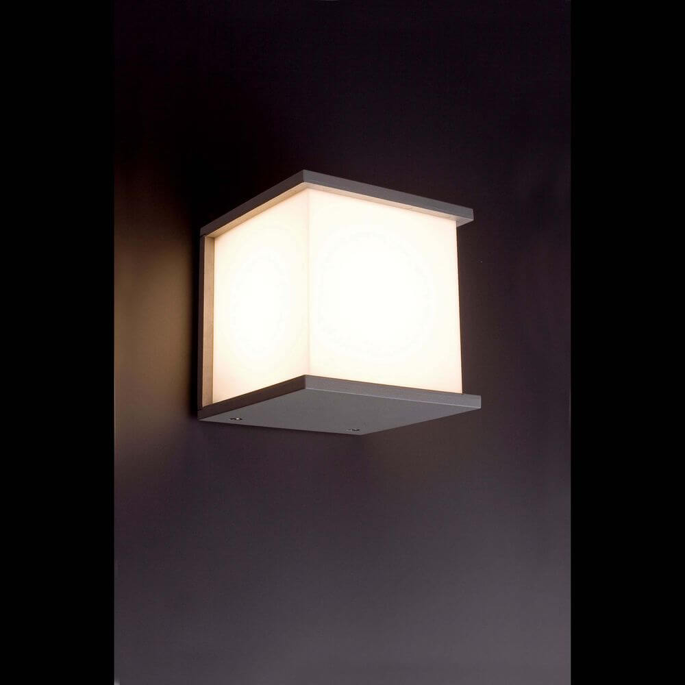 Außenwandleuchte KUBICK IP44 Grau an einer Wand montiert mit weichem Licht.