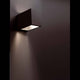 Außenwandleuchte LACRE IP54 Dunkelgrau an Wand, modernes Design, warmes Licht.