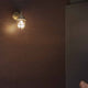 Außenwandleuchte NAHIR IP44 Messing Salzwasser-Resistent an einer Wand montiert, warmes Licht, klassischer Stil.