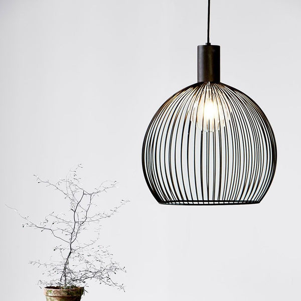 Suspension à grille Aver 40 Ø 40 cm avec câble textile noir, au design moderne avec ampoule apparente.
