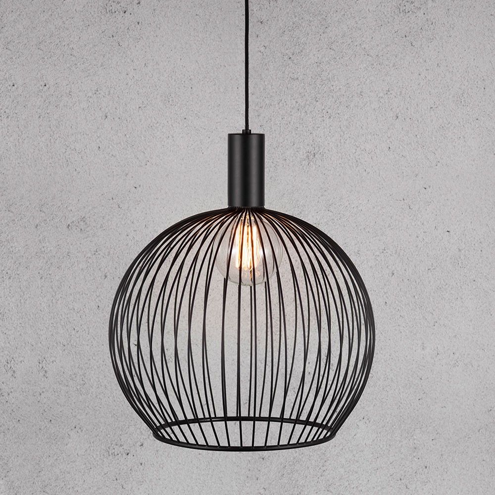 Aver 50 Gitter-Hängeleuchte Ø 50cm Stoffkabel Schwarz in einem modernen Raum mit abstrakten Wänden.