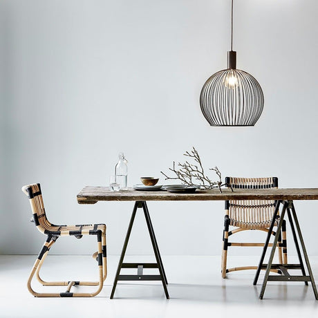 Aver 50 grid pendant light Ø 50cm fabric cable black above a modern dining table.