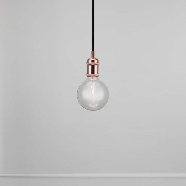 Avra pendellampe med stofkabel i kobber, dekorativ pære, patineret ophæng i moderne design.