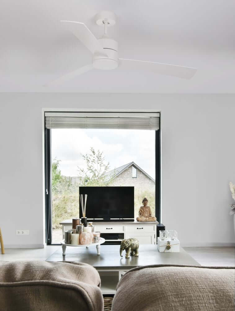 Axel Ventilator Ø 137 im modernen Wohnraum mit eleganter Einrichtung und großem Fenster.