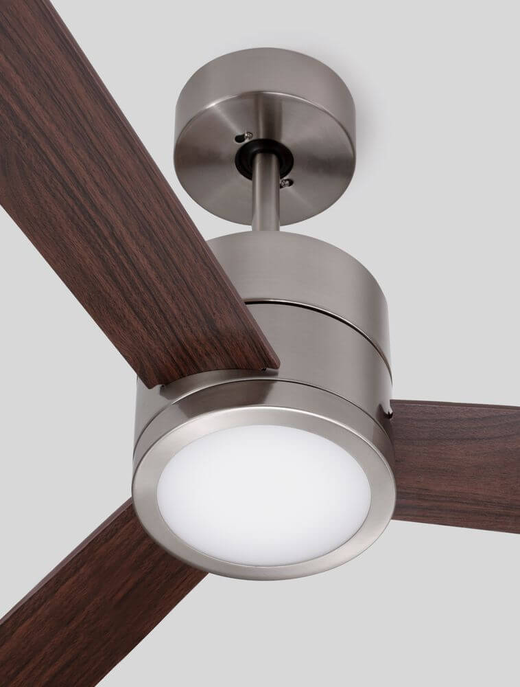 Axel Ventilator Ø 137 mit eleganten Holzflügeln und moderner Leuchte, ideal für stilvolle Innenräume.