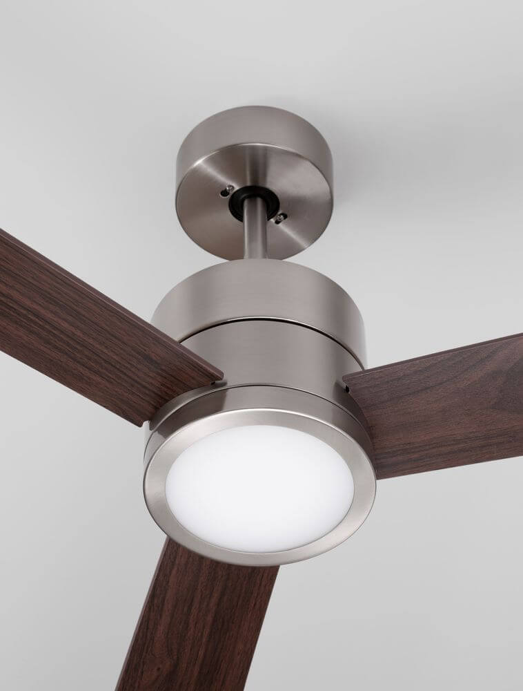 Axel Ventilator Ø 137, eleganter Deckenventilator mit LED-Licht und Holzflügeln in modernem Design.