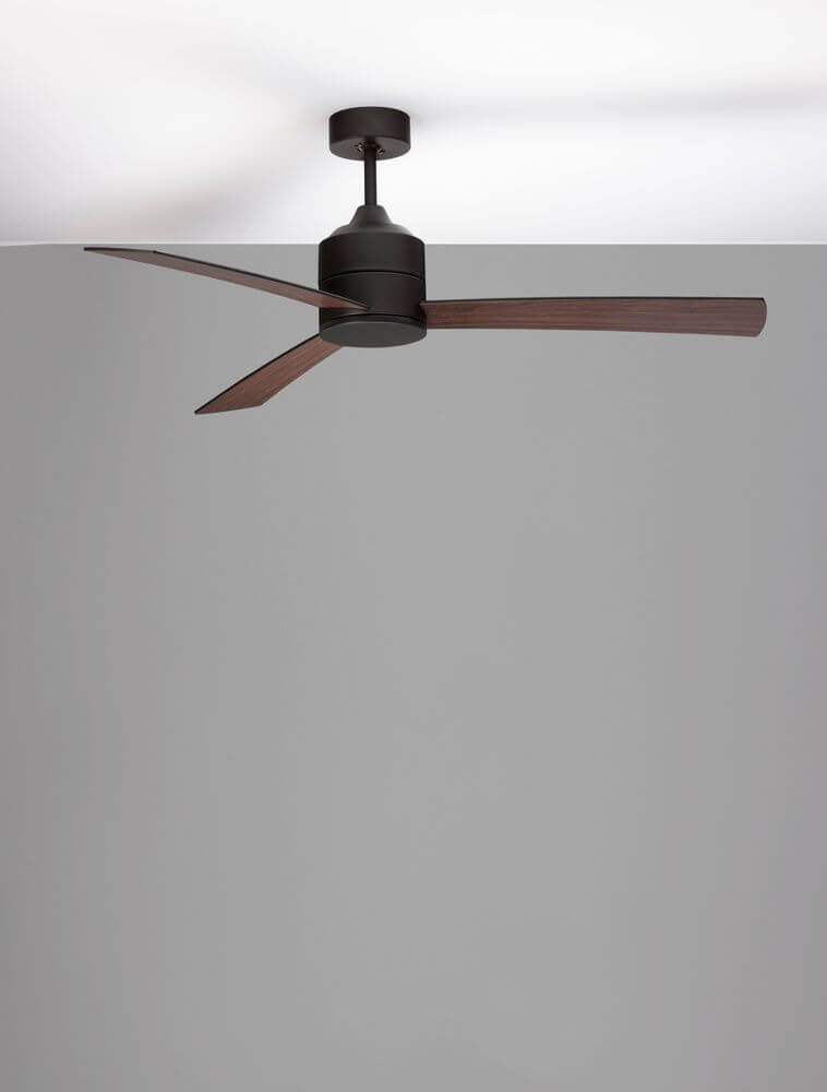 Axel Ventilator Ø 137 Deckenventilator mit eleganten Flügeln in mattschwarz und Holzfinish.