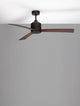 Axel Ventilator Ø 137 Deckenventilator mit eleganten Flügeln in mattschwarz und Holzfinish.