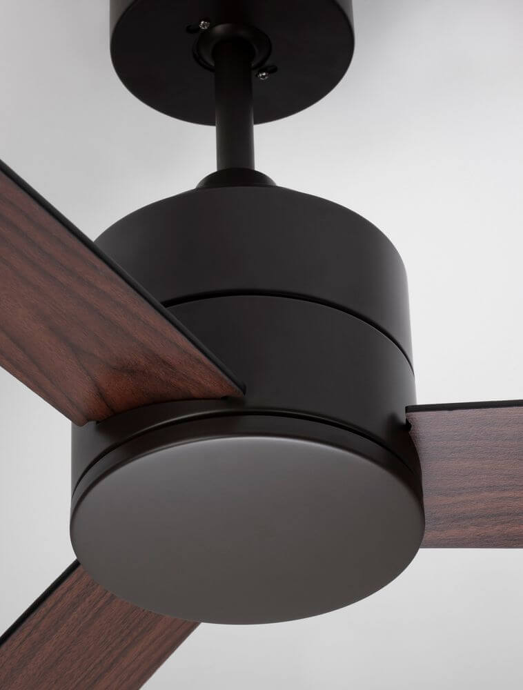 Axel Ventilator Ø 137, moderner Deckenventilator mit eleganter Holzoptik und leistungsstarker Luftzirkulation.
