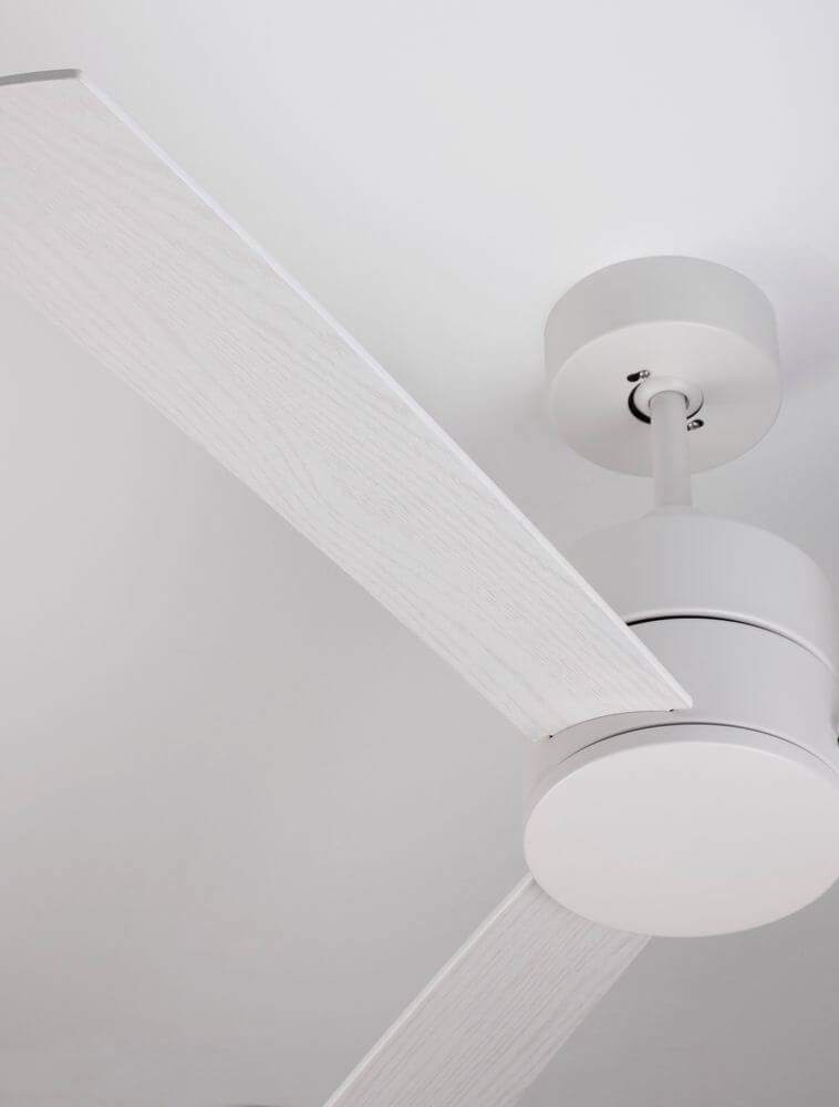Axel Ventilator Ø 137 mit schlanken Flügeln und modernem Design in Weiß matt.