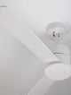 Axel Ventilator Ø 137 mit schlanken Flügeln und modernem Design in Weiß matt.