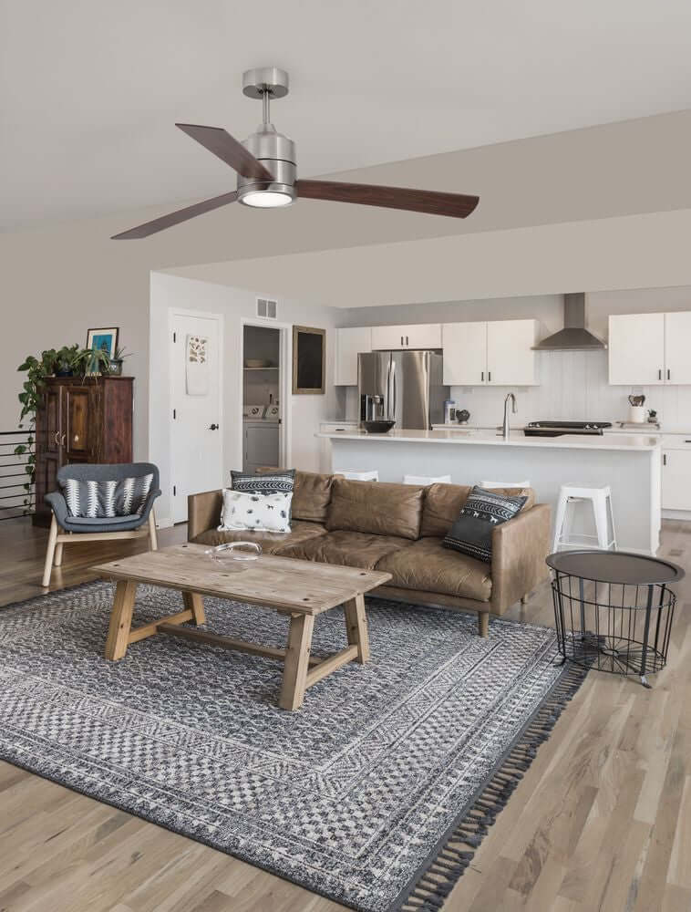 Axel Ventilator Ø 137 im modernen Wohnzimmer über einem eleganten Holzkaffee Tisch