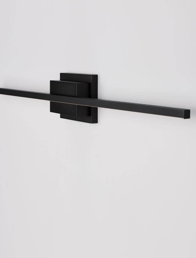 Azure LED Wandleuchte 3000K Schwarz an einer Wand montiert, modernes Design in edlem Schwarz.