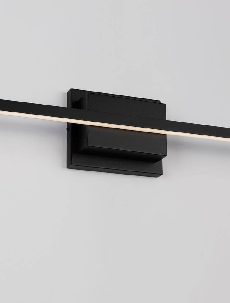 Azure LED Wandleuchte 3000K Schwarz an einer Wand montiert, modernes und elegantes Design in Schwarz.